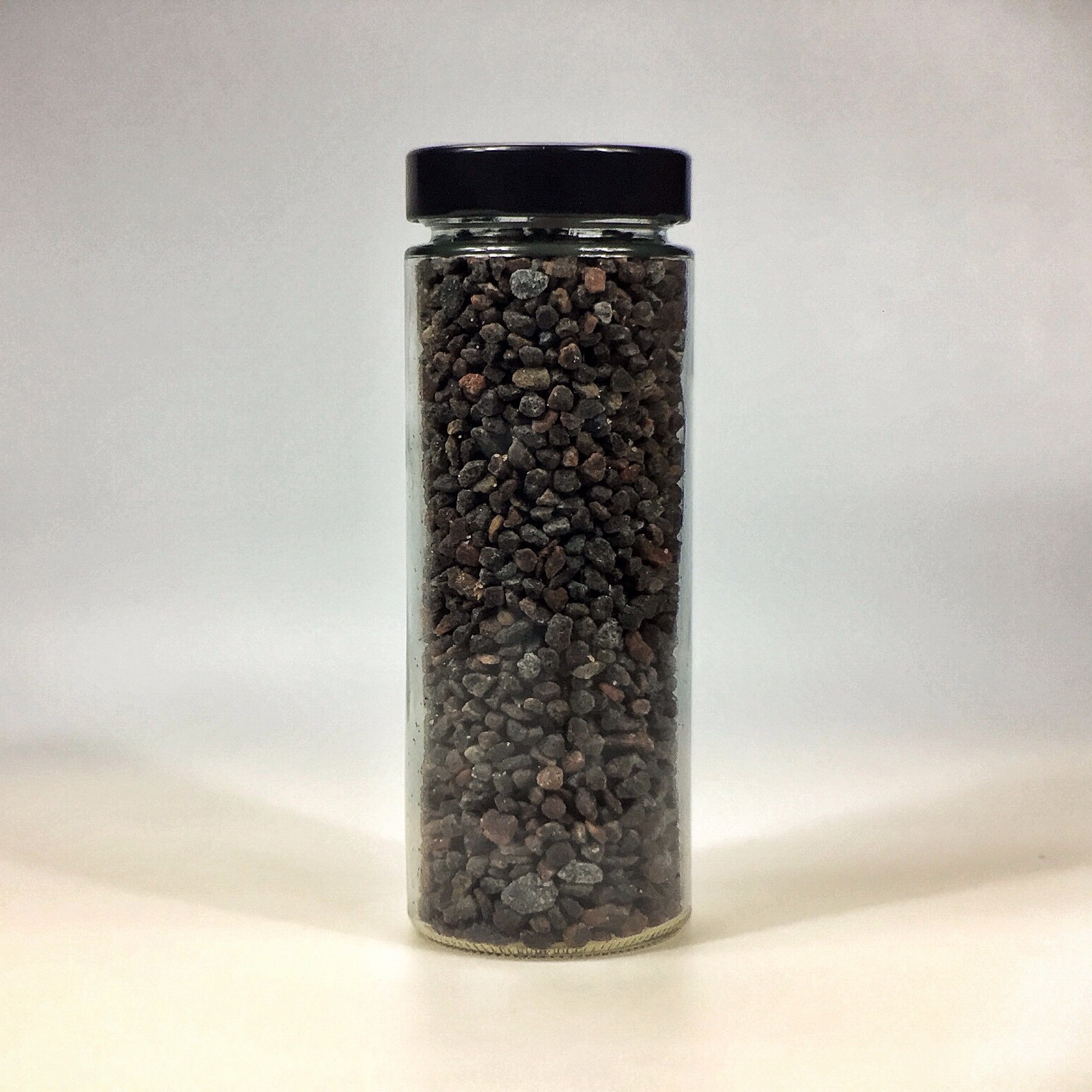 Kala Namak Salz grob gemahlen für Salzmühle im grossen Glas mit schwarzem Deckel