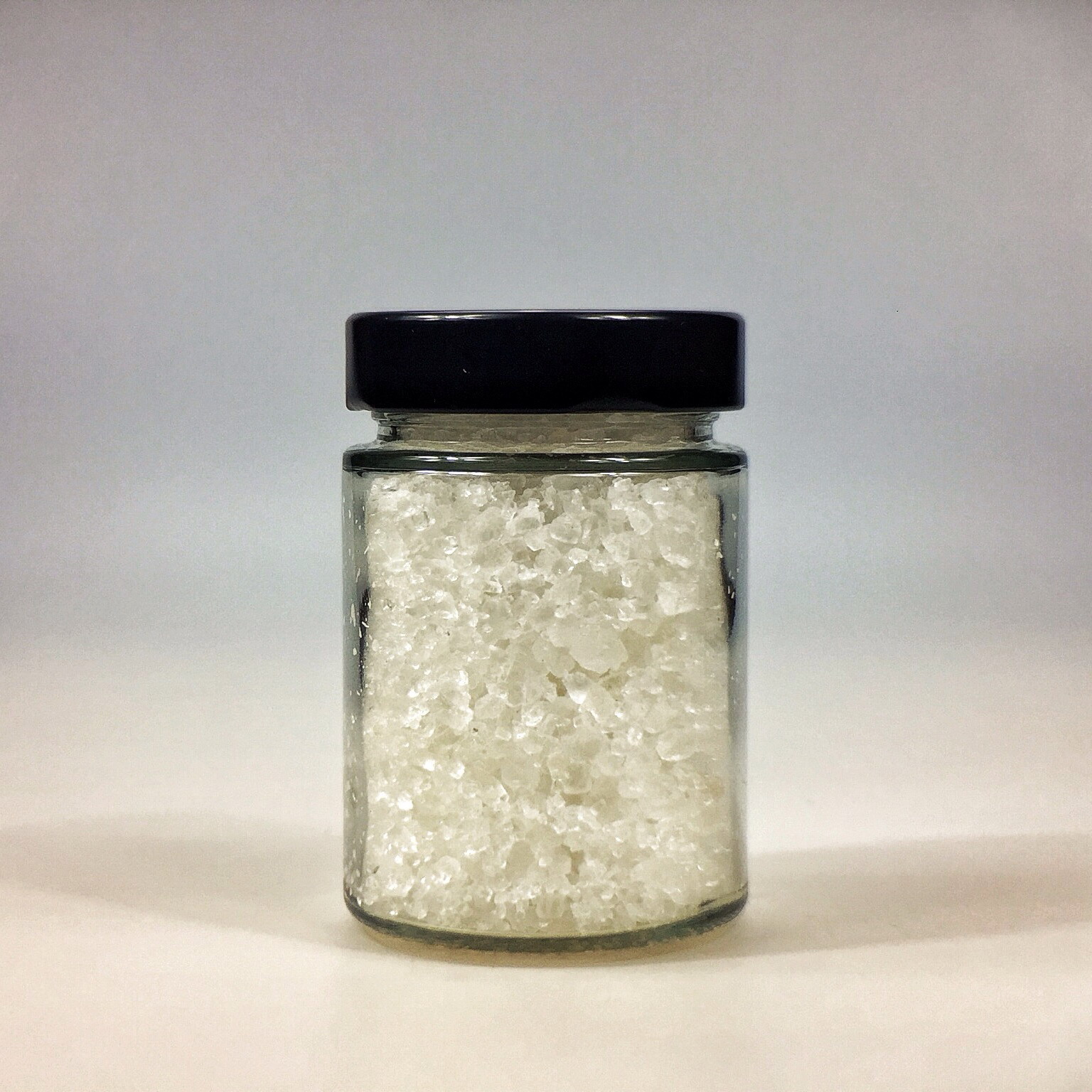 Halit Salz grob gemahlen für Salzmühle im kleinen Glas mit schwarzem Deckel