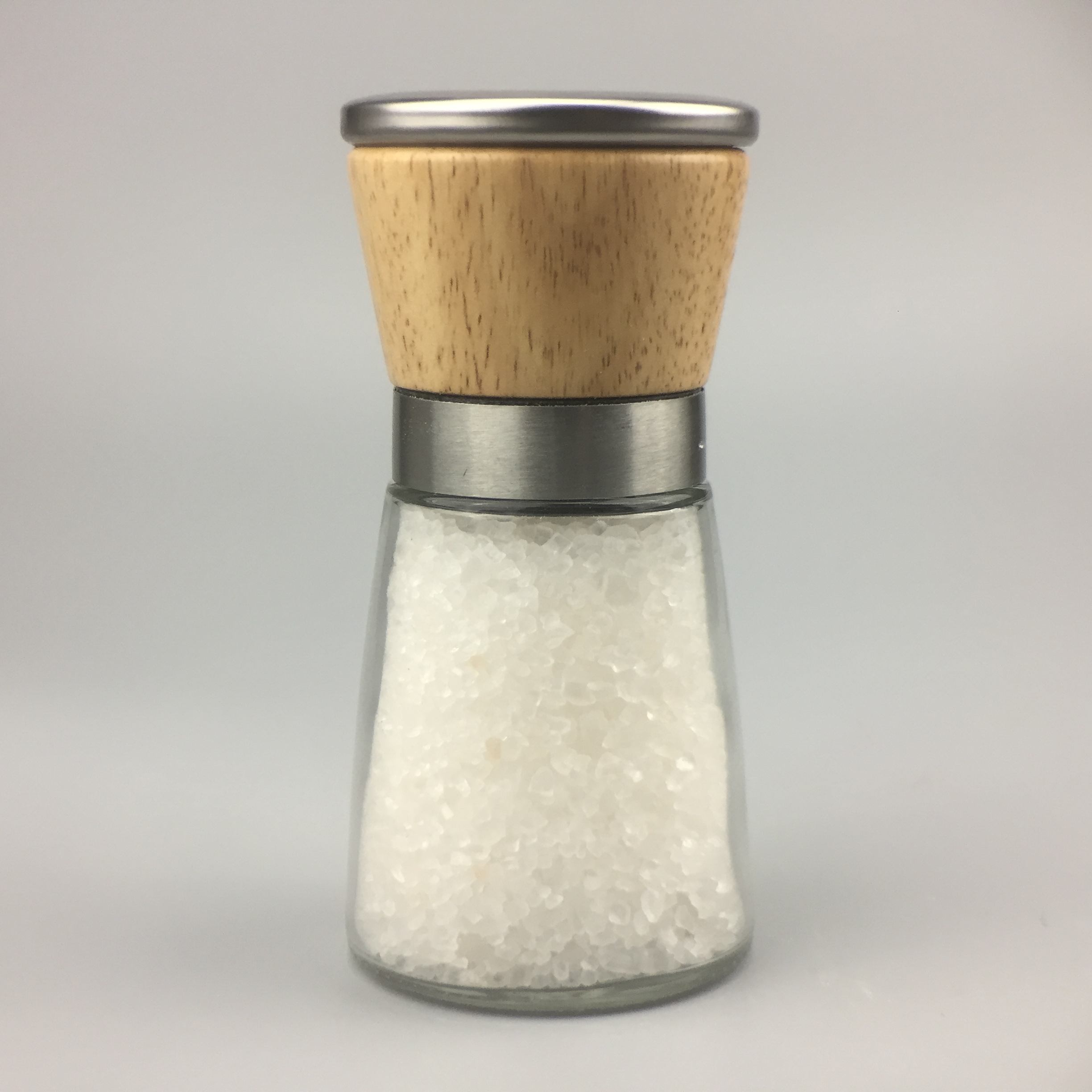 Salzm%C3%BChle mit Keramik-Mahlwerk gef%C3%BCllt mit Halitsalz